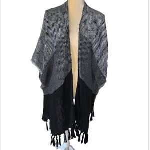 Marcus Adler Black Gray and White Chevron Print Shrug with Fringe One Size